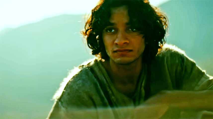 Davi, por sua vez, aparece como alguém em formação, que precisa enfrentar provações físicas, espirituais e emocionais antes de estar preparado para liderar. Um dos momentos-chave da primeira temporada é o confronto com Golias - cena tratada com a devida tensão e significado.