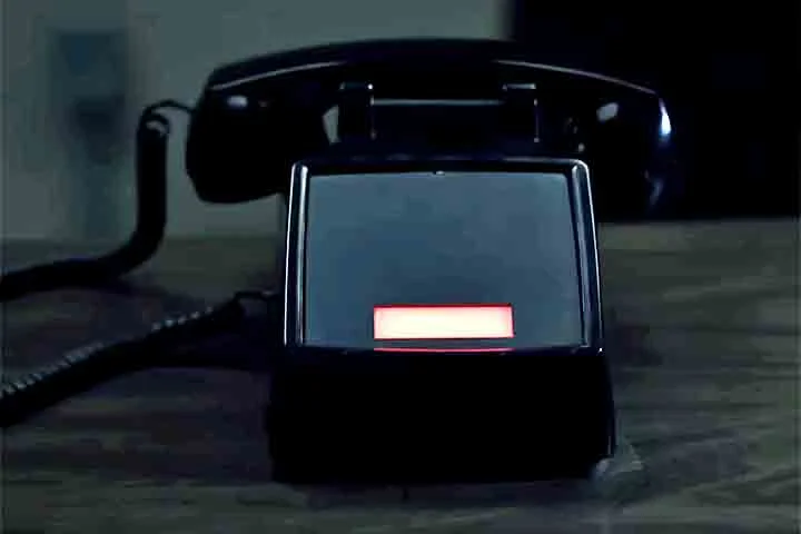 Durante anos, o aparelho permanece silencioso - até que, numa noite, uma ligação muda completamente sua vida. Do outro lado da linha está Rose Larkin (Luciane Buchanan), uma jovem empreendedora de tecnologia cujos tios, aparentemente cidadãos comuns, foram assassinados por saberem demais.