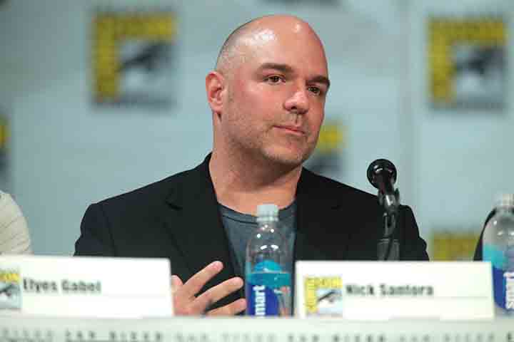 Sob sua liderança, cada episódio mantém ritmo acelerado, boas doses de tensão e cenas de ação coreografadas com competência. Santora também tem o mérito de equilibrar tramas densas com momentos de humor e humanidade, o que torna a série mais do que apenas pancadaria e perseguições.