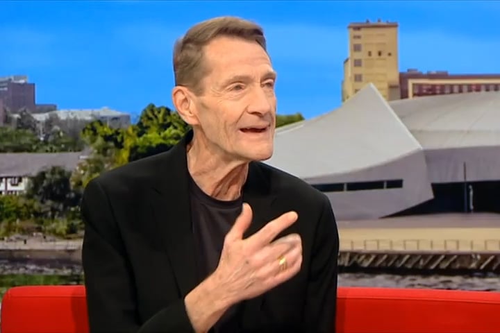 Além disso, o próprio criador literário de Reacher, Lee Child, atua como produtor executivo. Sua participação garante que a essência dos livros seja respeitada, mesmo com as adaptações necessárias ao formato audiovisual.