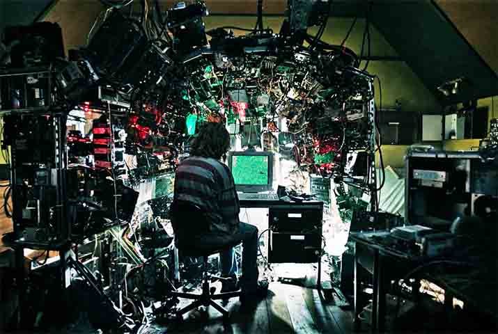 Plaything (S07E04) é sobre um jogo de computador altamente avançado que começa a interagir com um jogador solitário de forma inquietantemente profunda. À medida que a conversa evolui, o episódio se torna uma reflexão existencial sobre livre-arbítrio, consciência digital e o vazio da vida moderna