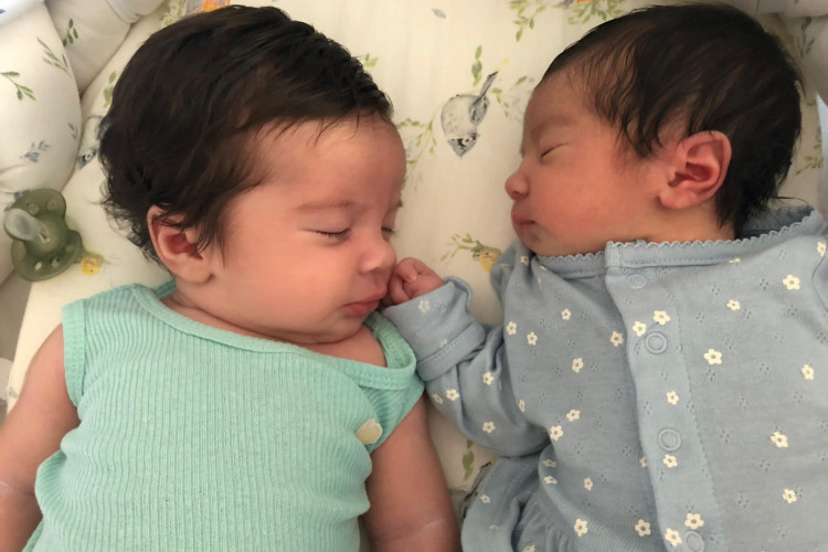 Na foto, os gêmeos de barrigas diferentes, Maria Helena, e José Heli Neto