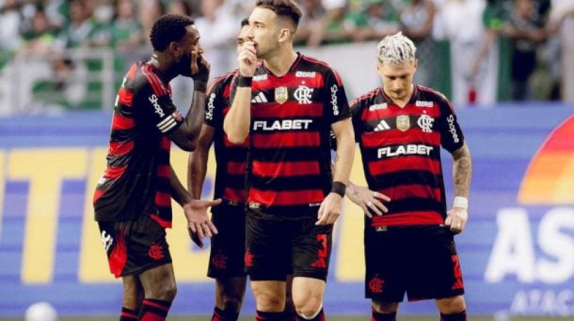 Goleiro utilizou o joelho para se proteger e acabou acertando o zagueiro do Flamengo, que ficou caído no chão