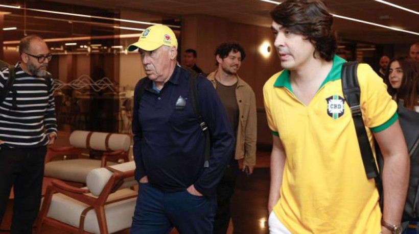 Recebido por Rodrigo Caetano na entrada do hotel na Barra da Tijuca, italiano se encontra na sequência com Samir Xaud e saúda torcedores