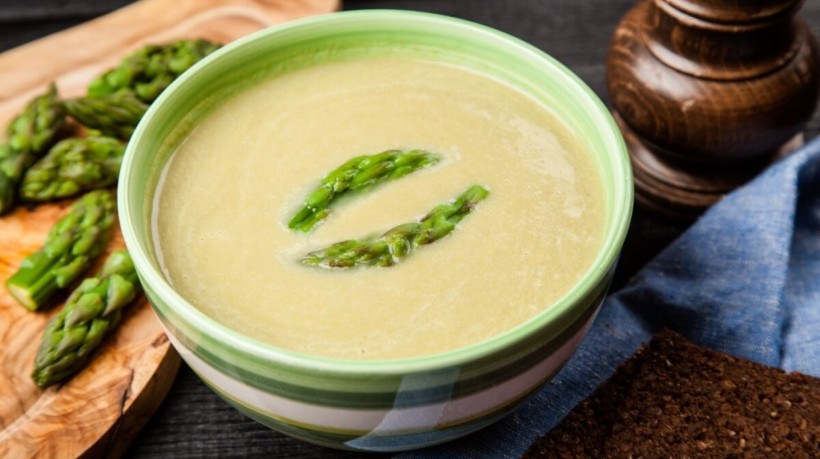 Creme de aspargo com limão (Imagem: George Dolgikh | Shutterstock)