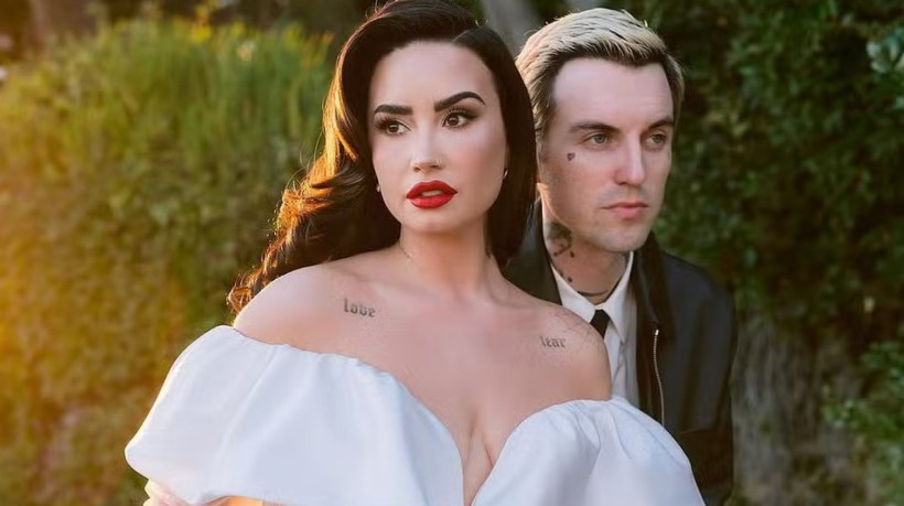 Ex-Disney, Demi Lovato usa vestido da grife Vivienne Westwood para casamento com o músico Jutes