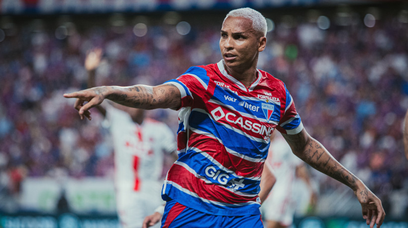 Atacante Deyverson no jogo Fortaleza x Internacional, no Castelão, pelo Campeonato Brasileiro Série A 2025