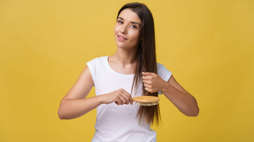 Hábitos no inverno podem agravar a queda de cabelo, especialmente em quem já tem predisposição (Imagem: Mix and Match Studio | Shutterstock) 