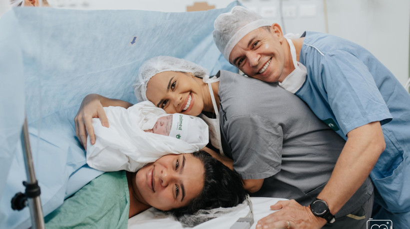 Na foto, Carol Castro e Elias Bezerra com Julianna Castro, que se solidarizou para ser barriga solidária. O pequeno José Heli Neto nasceu no dia 4 de abril