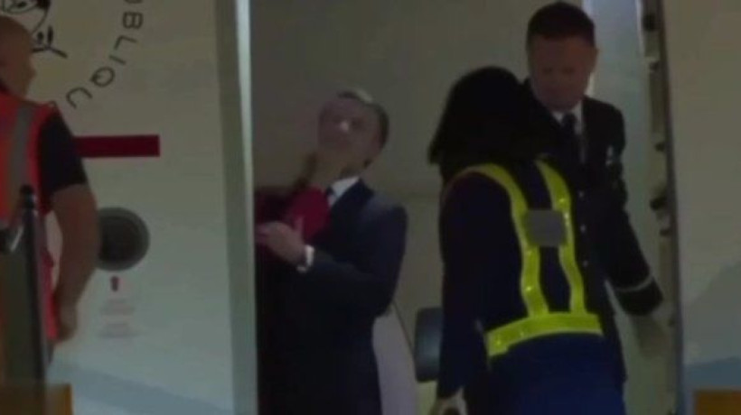 Macron é empurrado pela esposa ao sair de avião no Vietnã; veja vídeo
