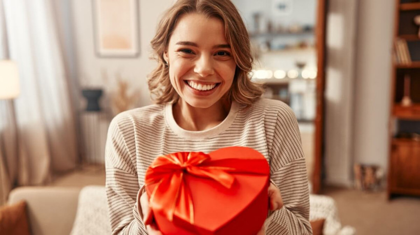 É importante cuidado ao comprar o presente de Dia dos Namorados pela internet (Imagem: ORION PRODUCTION | Shutterstock)
