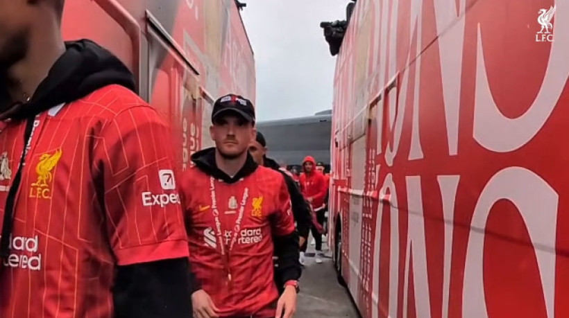 Elenco do Liverpool celebra título da Premier League em ônibus aberto