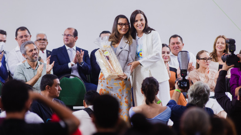 Visita da primeira-dama do Brasil, Janja Lula da Silva, ao Ceará. Na ocasião, há a entrega das certificações do curso de panficação social, com a presença de autoridades, como Elmano de Freitas, Evandro Leitão e Camilo Santana