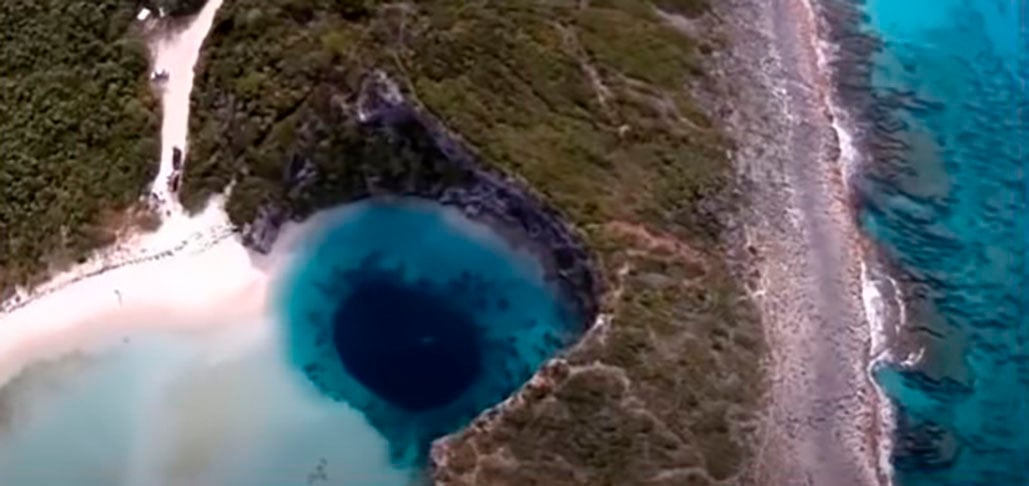As Bahamas têm alguns dos fenômenos geológicos mais estranhos do planeta.  Entre eles, redemoinhos e os chamados buracos azuis, gigantescas cavidades submarinas 