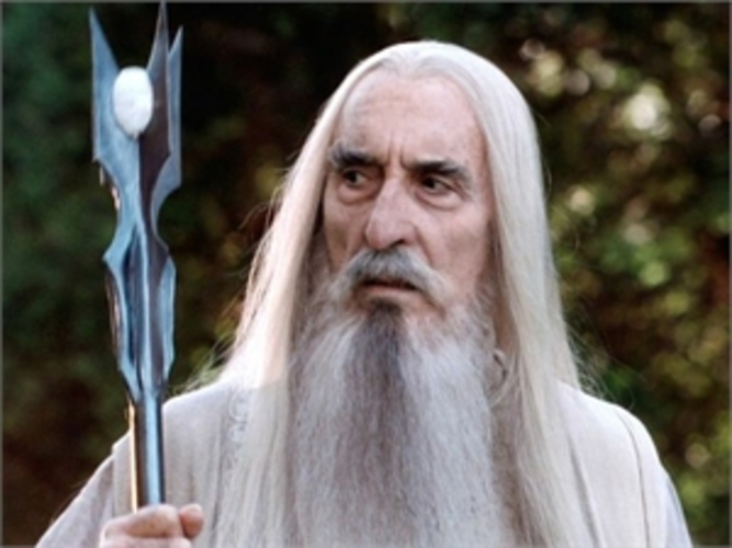 Um outro papel marcante na carreira de Lee foi Saruman, na saga  Senhor dos Anéis. O ator morreu em 7/6/2015,  aos 93 anos. Ele também foi cantor e militar, tendo servido na Segunda Guerra Mundial. 