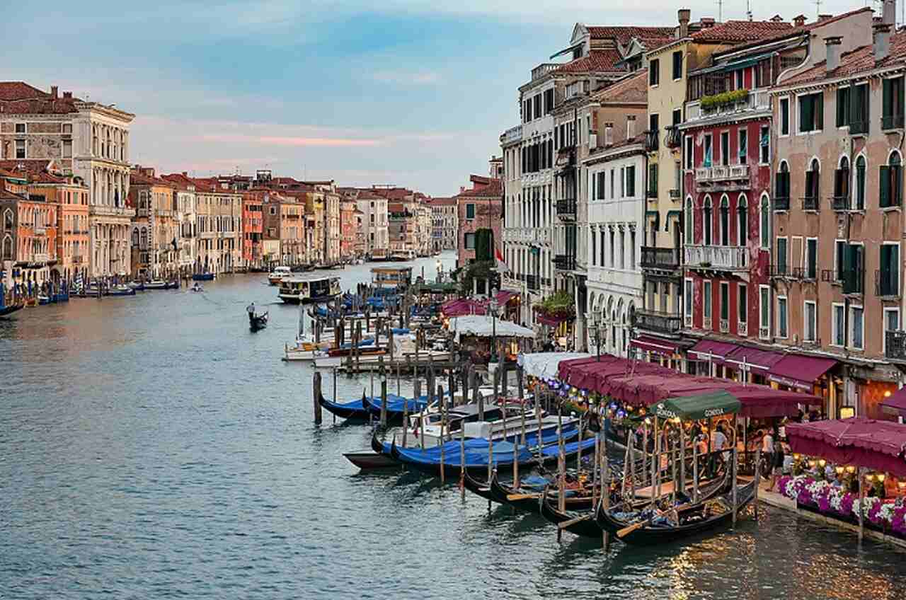 Veneza, no nordeste da Itália, é uma cidade única erguida sobre mais de 100 pequenas ilhas ligadas  por canais e pontes. Suas gôndolas e sua arquitetura renascentista e gótica são mundialmente prestigiadas. Trata-se de um dos destinos mais românticos e apreciados do planeta.