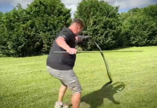  Ele gostava tanto de animais que mantinha até um santuário chamado Dingo's Farm and Reptile Park ( Fazenda e Parque de Répteis da Família Dingo). 