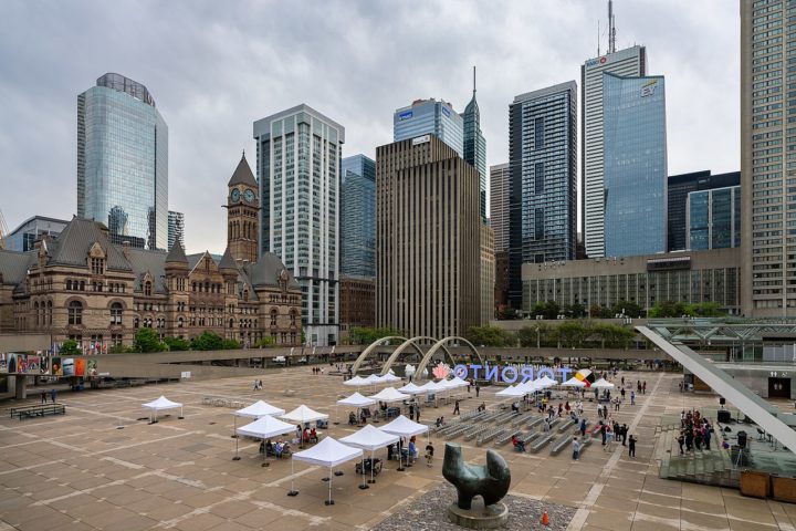 Outro ponto turístico importante é a Nathan Phillips Square, onde fica a Prefeitura de Toronto e a famosa escultura iluminada com o nome da cidade.