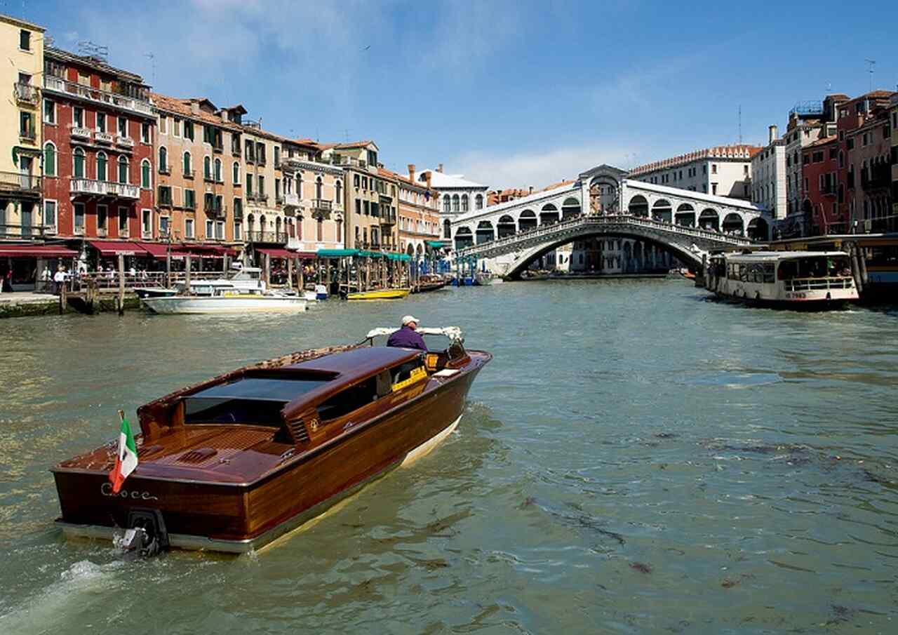 Ponte de Rialto (1591): A ponte mais antiga que cruza o Grande Canal, famosa por sua arquitetura de pedra e pelas vistas impressionantes. Foi o centro comercial da cidade durante séculos