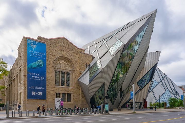Outros marcos importantes incluem o Royal Ontario Museum (foto), a Art Gallery of Ontario, o Casa Loma (um castelo histórico) e o Distillery District, uma área revitalizada com lojas, restaurantes e galerias de arte.