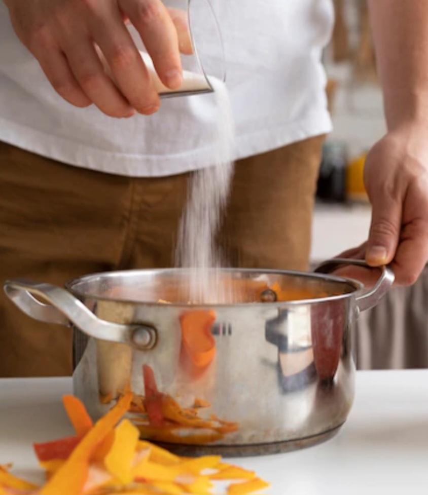 O consumo excessivo de sal está diretamente relacionado a um aumento na pressão arterial, o que eleva os riscos de doenças cardiovasculares, como infarto e derrames.