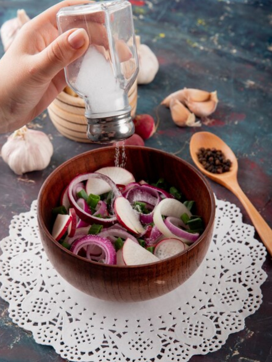 O nosso bom e velho sal é um elemento essencial para o funcionamento do corpo, mas, como você viu aqui, deve ser consumido com moderação para evitar problemas de saúde. 