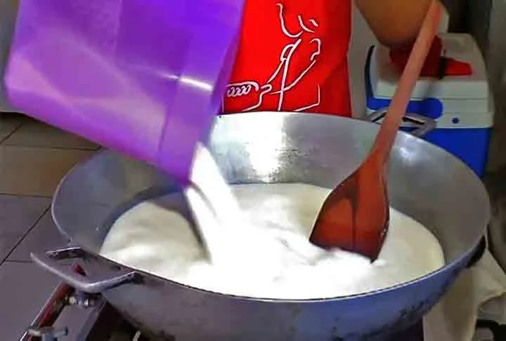 O doce de leite é um dos doces mais apreciados no mundo pels textura cremosa e sabor irresistível, derivado do cozimento lento de leite com açúcar. Popular em vários países, ele é versátil, podendo ser consumido puro, como recheio ou complemento em sobremesas. 