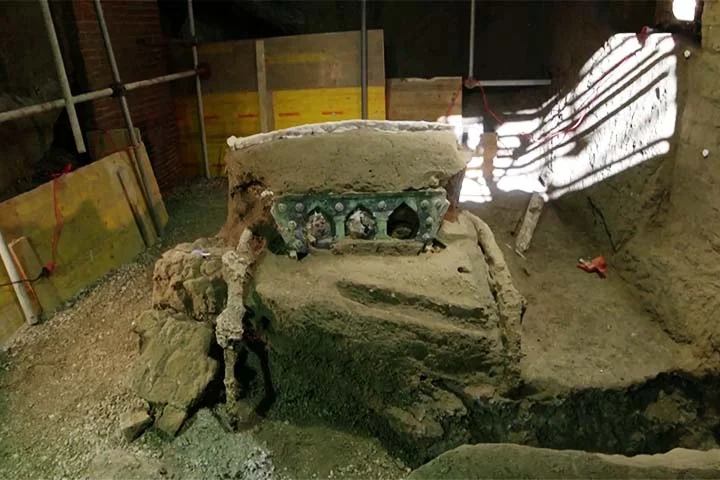 Em março de 2021, foi encontrada uma carruagem cerimonial na vila suburbana de Civita Giuliana, ao norte da cidade.