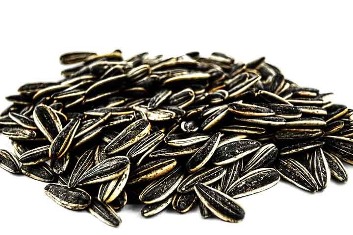 As sementes de girassol também são uma ótima fonte de biotina e proteína para estimular a produção de queratina. Rica também em vitamina E, cobre, selênio e ácido pantotênico. 

