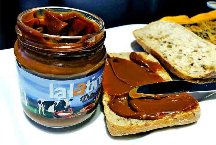 Santa Cruz, Bolívia: Conhecida por um doce de leite mais denso, Santa Cruz destaca-se na produção artesanal e familiar. Esse doce contribui para o mercado interno e para as tradições bolivianas, sendo parte essencial das sobremesas locais.