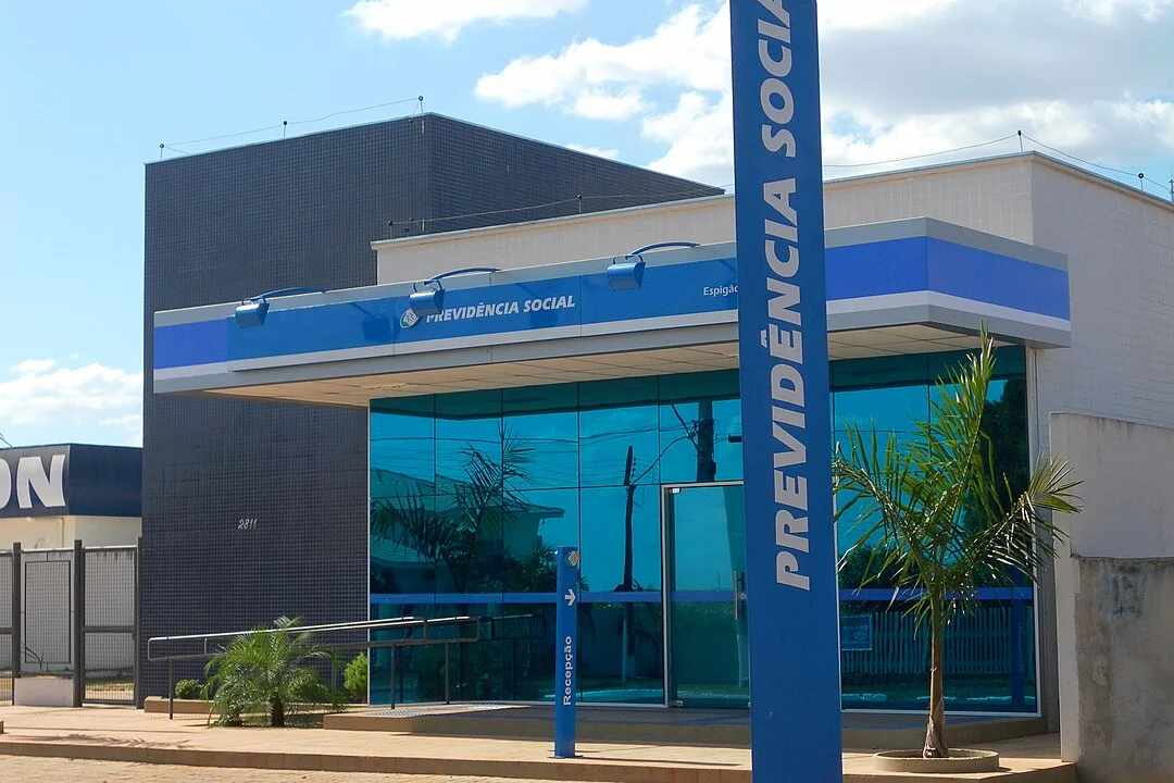 O INSS ( Instituto Nacional do Seguro Socia) começou em 26/5 a devolver o dinheiro descontado ilegalmente da folha de pagamento  de aposentados e pensionistas. 
