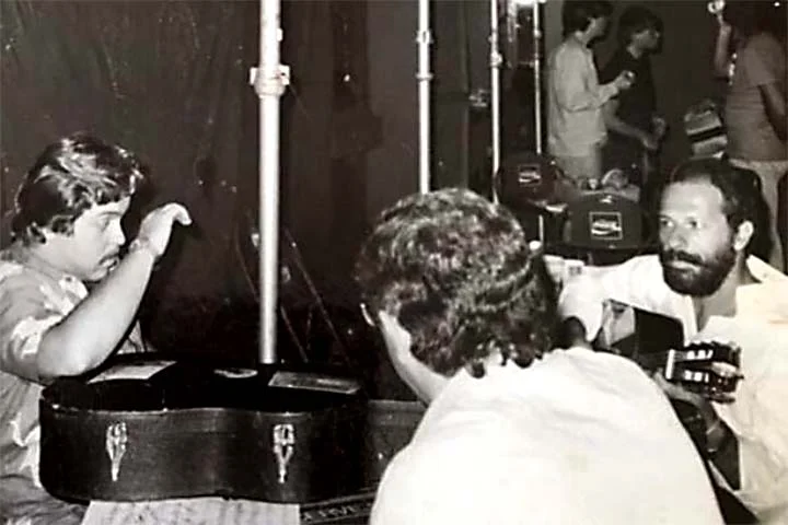 Enquanto cursava engenharia civil em Ouro Preto, ele conheceu Vinícius de Moraes, na casa do artista Carlos Scliar. Com o poeta e letrista ele firmou as suas primeiras parcerias, mas elas nunca saíram em disco.
