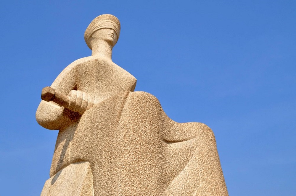 Uma curiosidade é que, em 2017, a Justiça Federal do Estado do Rio de Janeiro mandou demolir a casa que tinha sido usada para gravar as cenas do filme. 