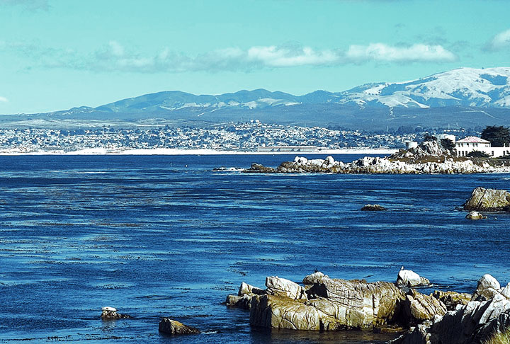 Baía de Monterrey, EUA: Com uma grande diversidade de vida marinha, incluindo golfinhos e baleias, esta baía é um ponto de observação de vida selvagem no litoral da Califórnia.