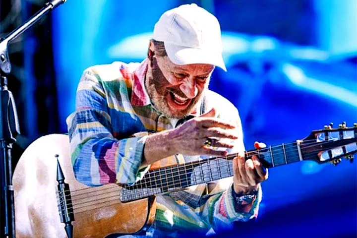 O show inaugural, que celebra e inclui músicas do disco “Boca Cheia de Frutas”, lançado em maio de 2024, pela gravadora Som Livre, foi no palco do Vivo Rio, casa de eventos localizada no Aterro do Flamengo, no Rio de Janeiro. 
