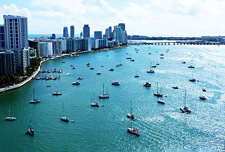 Baía de Biscayne, EUA: Localizada no sul da Flórida, próximo a Miami, a baía de Biscayne é um paraíso para os amantes da natureza, com seus manguezais e seus ricos ecossistemas marinhos.