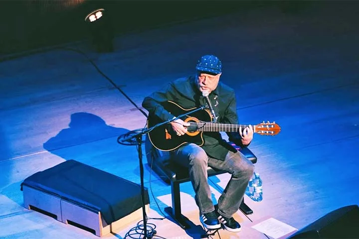 A turnê percorrerá o Brasil até dezembro com o João Bosco Quinteto. As apresentações trazem faixas do novo disco, entre eles “Canto da Terra por Um Fio”, uma das parcerias do álbum com o filho Francisco Bosco, que também é o responsável pela direção musical e concepção do show. 
