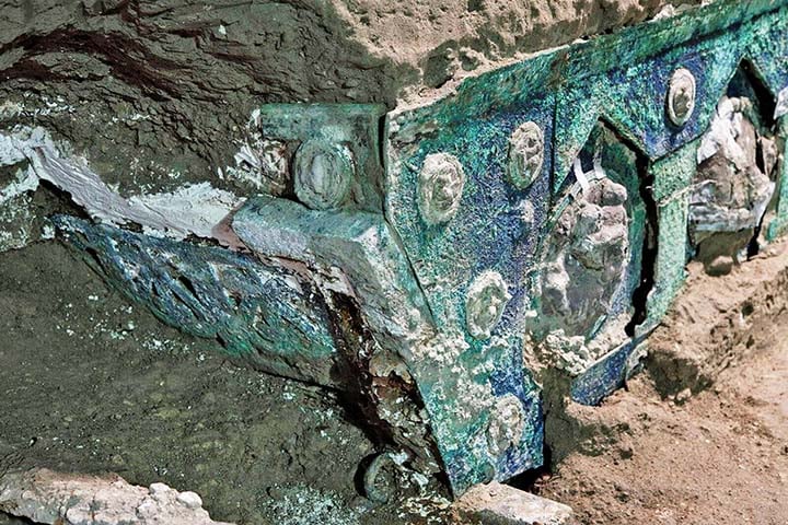 Apesar do teto de carvalho ter sido carbonizado, sua estrutura estava preservada, embora muito delicada, o que exigiu um processo cuidadoso de recuperação.