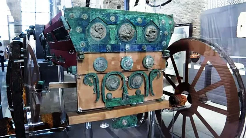 A carruagem era do tipo Pilentum (usada em cerimônias) e estava preservada, com quatro rodas, decorações florais e materiais como ferro, bronze e estanho.