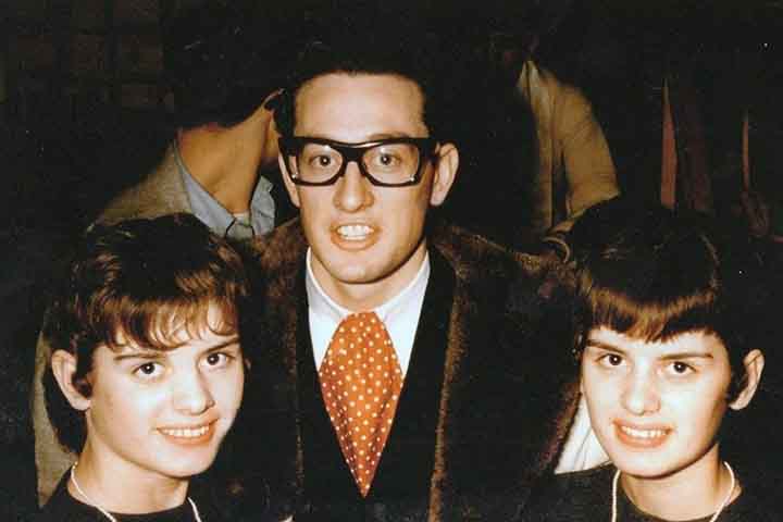Em 1958, Buddy Holly embarcou em uma turnê pelo Reino Unido com os Crickets, que foi um grande sucesso. Sua imagem de roqueiro míope, com seus óculos de aro grosso e roupas bem cortadas, subverteu o estereótipo do rockstar e passou a ser uma referência para músicos que vinham depois dele.