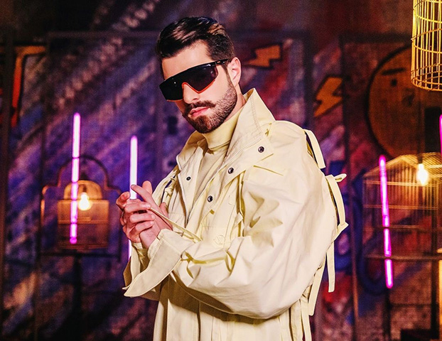 Alok Achkar Peres Petrillo é DJ e produtor musical. Ele nasceu em Goiânia, capital de Goiás, em 26 de agosto de 1991.