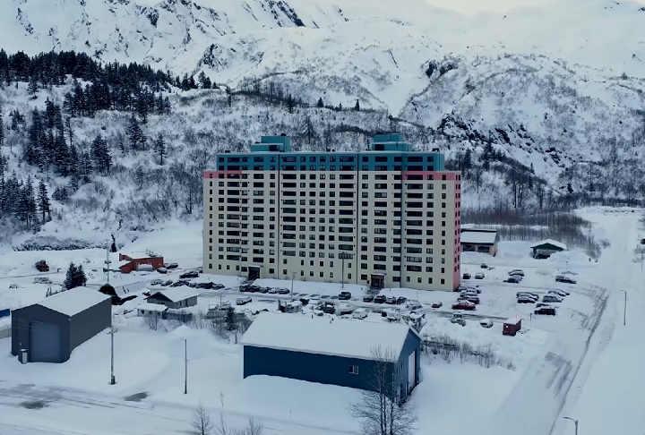 Whittier tem 263 habitantes e fica situada na borda oeste do Prince William Sound, a cerca de 100 km a sudeste de Anchorage, a maior cidade do Alasca.