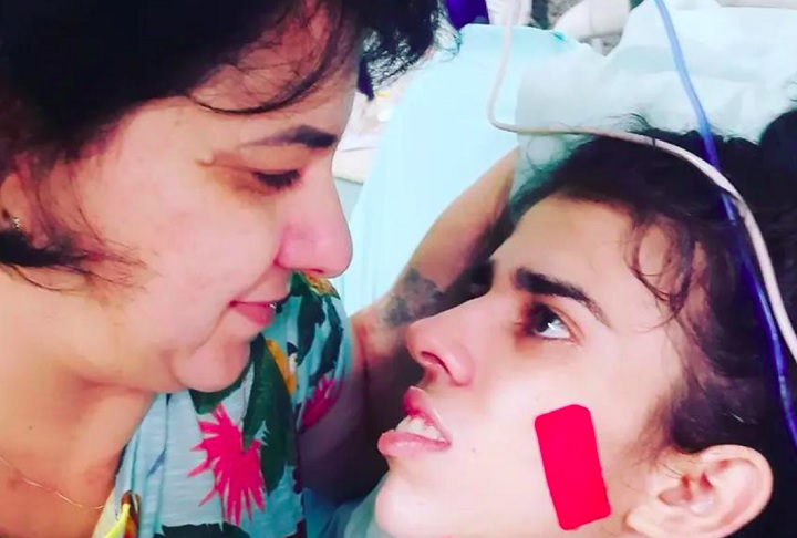 Até hoje, a família depende de doações e cuidados da mãe, Adriana, que deixou de trabalhar para dedicar-se à filha. 