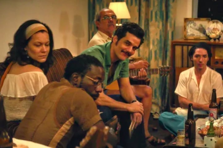 Mendonça demonstra uma capacidade notável não apenas de recriar, mas de nos transportar de volta àquela época, com seu calor opressivo e paranoia, diz um trecho da crítica da Variety.