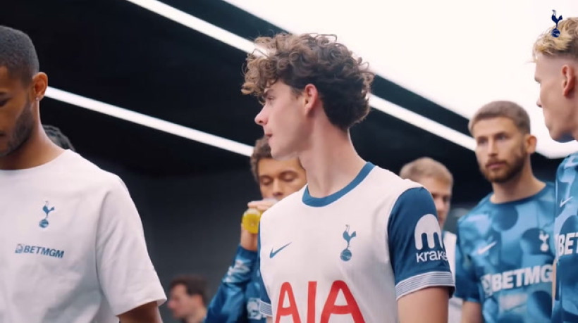 Tottenham apresenta à torcida o troféu da Europa League