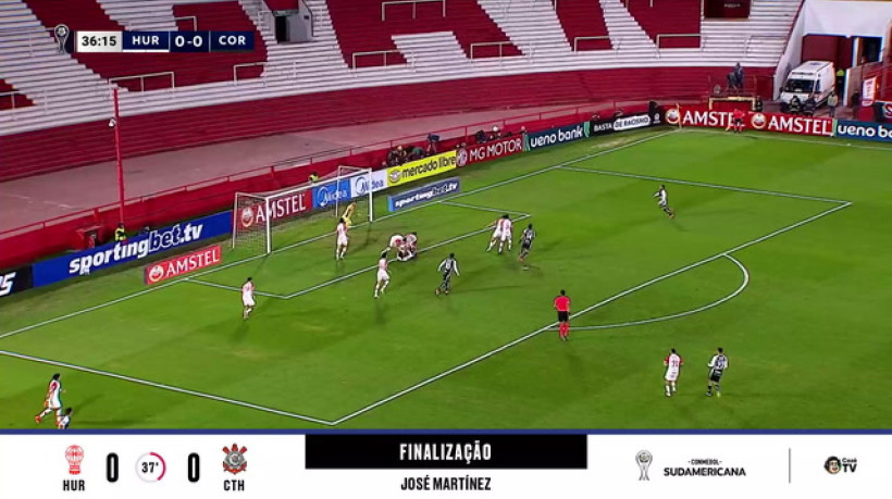 Que isso? José Martínez tem grande oportunidade, mas isola bola sozinho na área