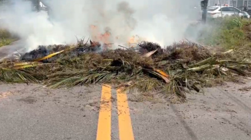Bugueiros queimam pneus e folhas de coqueiro, em Aquiraz, em protesto contra a implantação da CE-025, no trecho que liga a Prainha à Praia Bela, nesta terça-feira, 27