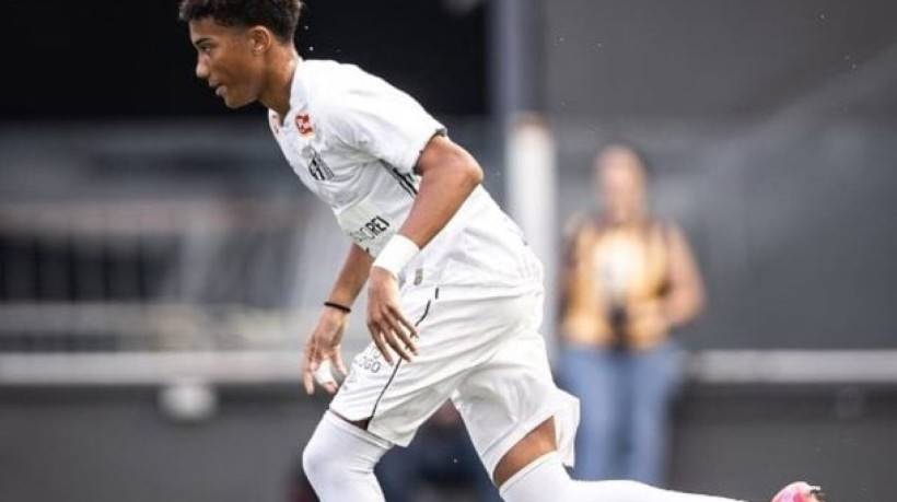 Em clássico de muitos gols em Santana de Parnaíba, times empatam por 4 a 4 e seguem fora da zona de classificação 