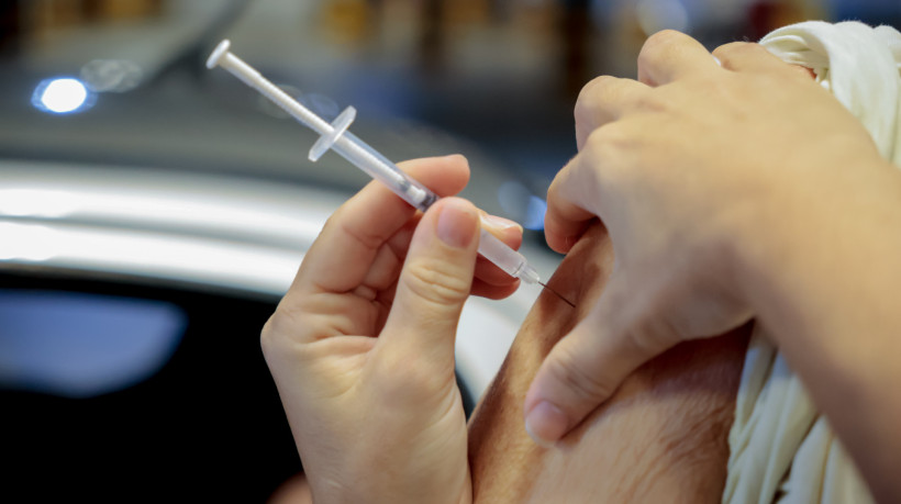 FORTALEZA, CEARÁ,  BRASIL- 27.05.2025:  Vacinação no centro de eventos, pessoas são vacinadas em seus carros. (Foto: Aurélio Alves/O POVO)