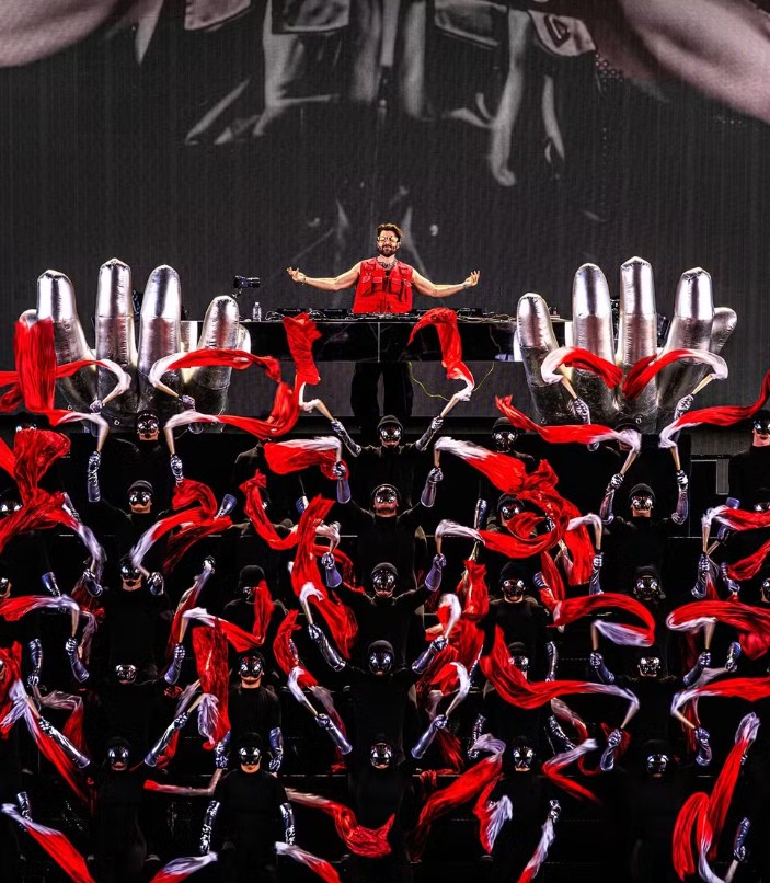 Em entrevista coletiva, Alok, 33, revelou que pretende inserir na apresentação na capital paulista uma versão pirotécnica, com “lasers e drones”, que não integraram o show recente no Coachella, em por limitações de espaço. A performance do DJ no festival teve uma grande repercussão internacional. 

